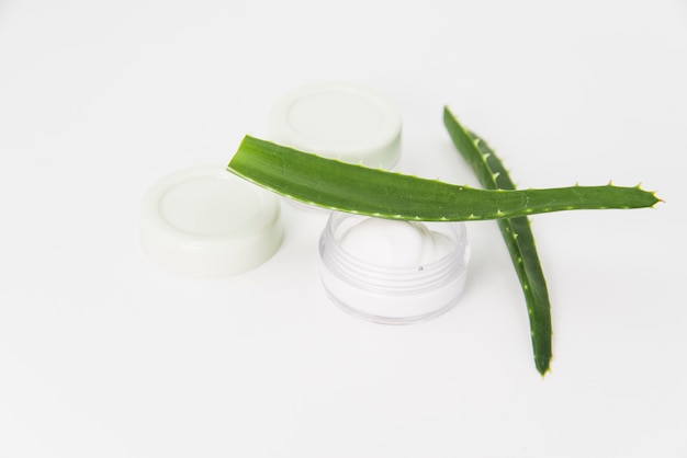 Foto gratuita crema de aloe vera sobre fondo blanco