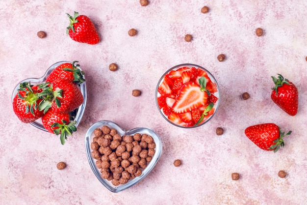 Crema batida y frutillas con miel y cereales.