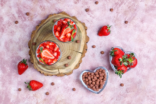 Crema batida y frutillas con miel y cereales.