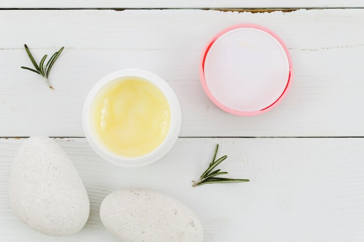 Crema de belleza con elementos naturales