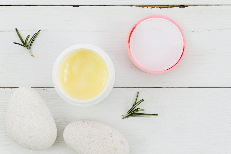 Foto gratuito crema de belleza con elementos naturales