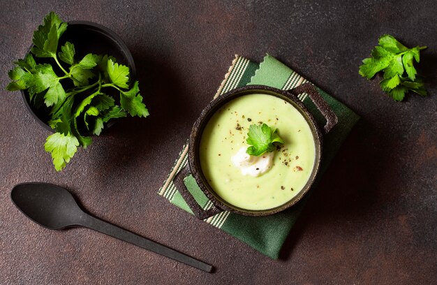 Crema de brócoli comida de invierno con perejil