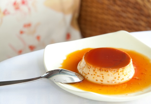 Crema de caramelo en plato blanco, popular postre en el café