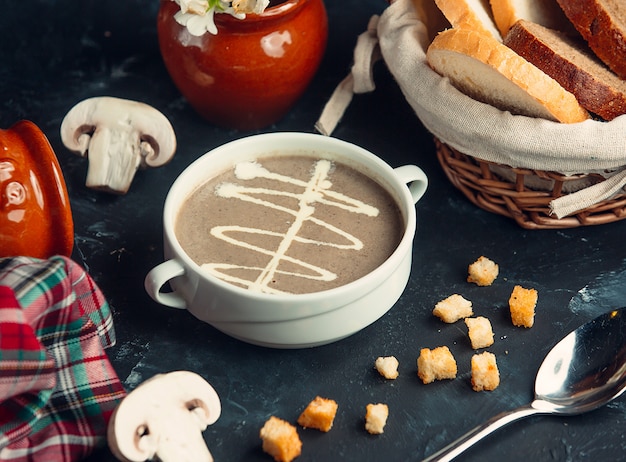 Foto gratuita crema de champiñones con crema y galletas