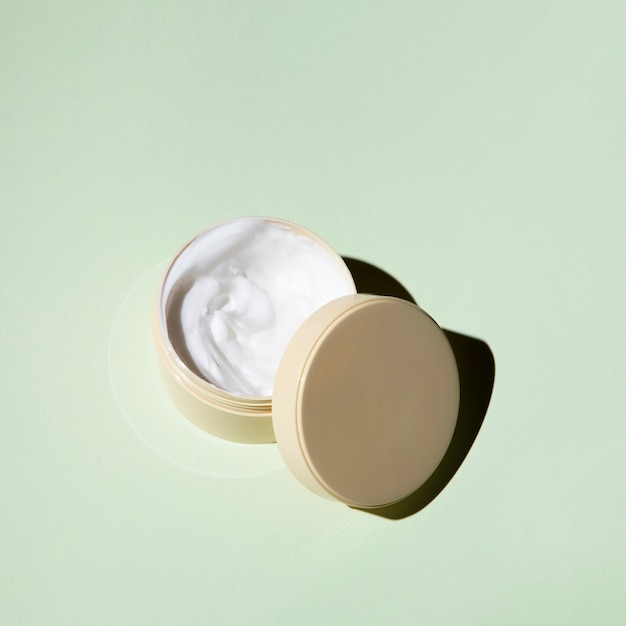 Crema corporal laica plana sobre fondo liso