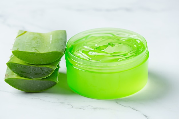 Crema cosmética de aloe vera sobre superficie blanca