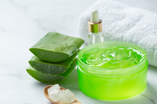 Crema cosmética de aloe vera sobre superficie blanca