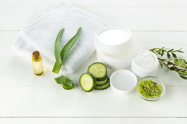 Crema cosmética de pepino y aloe cuidado de la cara, la piel y el cuerpo higiene loción humectante