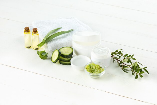 Crema cosmética de pepino y aloe cuidado de la cara, la piel y el cuerpo higiene loción humectante