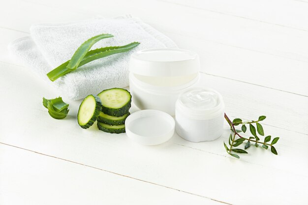 Crema cosmética de pepino y aloe cuidado de la cara, la piel y el cuerpo higiene loción humectante