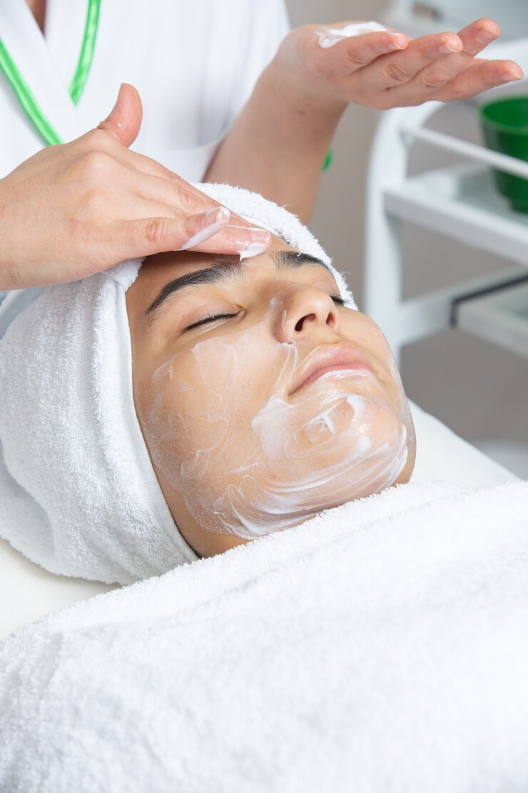 Foto gratuito crema de frotis en la cara de mujer