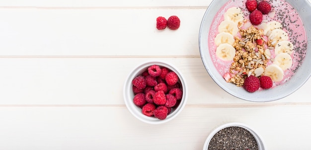 Foto gratuita crema de frutas con frambuesa y plátano.