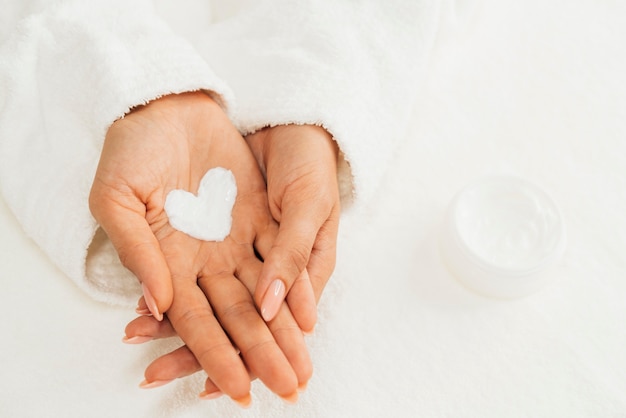 Crema de higiene y cuidado de uñas en forma de corazón