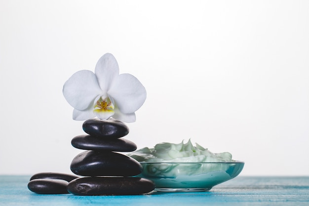 Foto gratuita crema y orquídea en piedras volcánicas