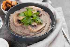 Foto gratuita crema de verduras con champiñones alta vista