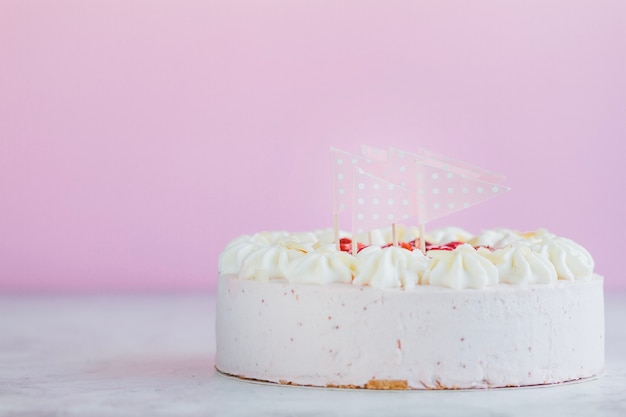 Cremosa torta con banderas