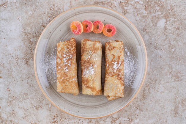 Crepas caseras con azúcar en polvo y mermeladas dulces