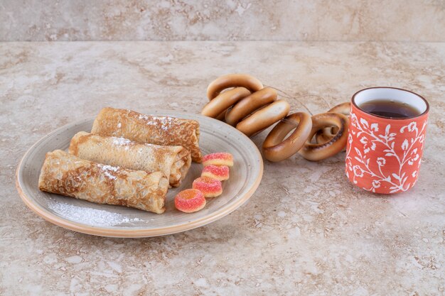 Crepas caseras con azúcar en polvo y una taza de té