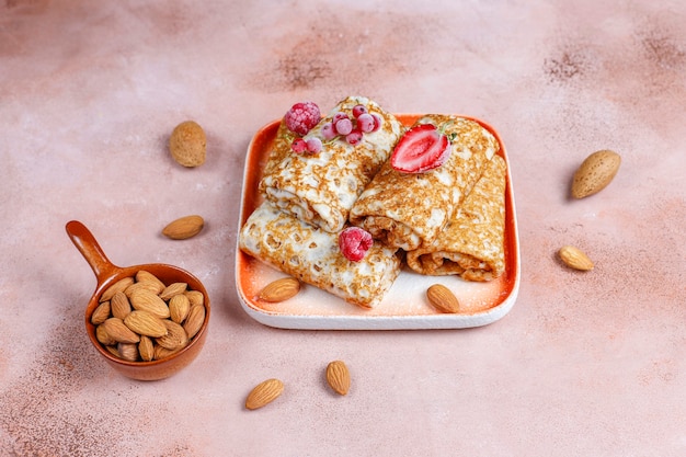 Crepas rellenas de requesón para el desayuno.