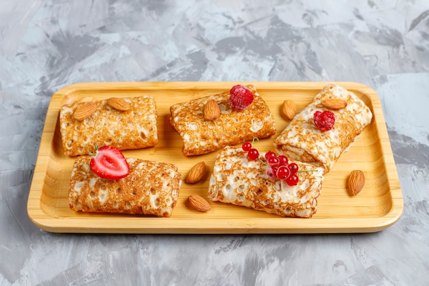 Crepas rellenas de requesón para el desayuno.