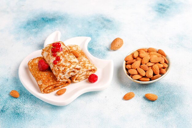 Foto gratuita crepas rellenas de requesón para el desayuno.