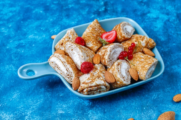 Crepas rellenas de requesón para el desayuno.