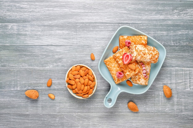 Foto gratuita crepas rellenas de requesón para el desayuno.