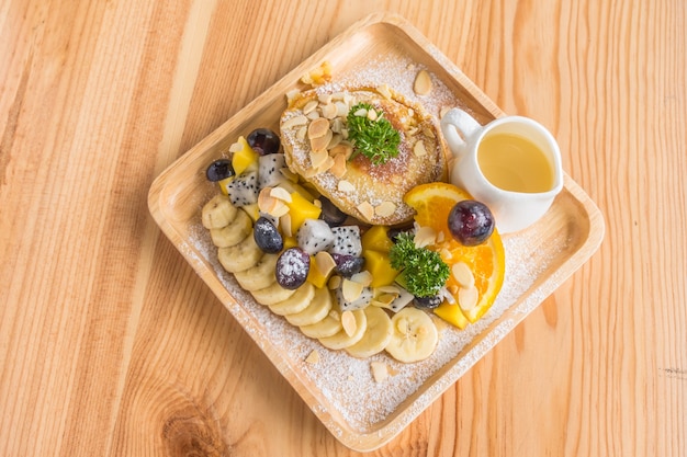 Crepe y las frutas con helado en la mesa.