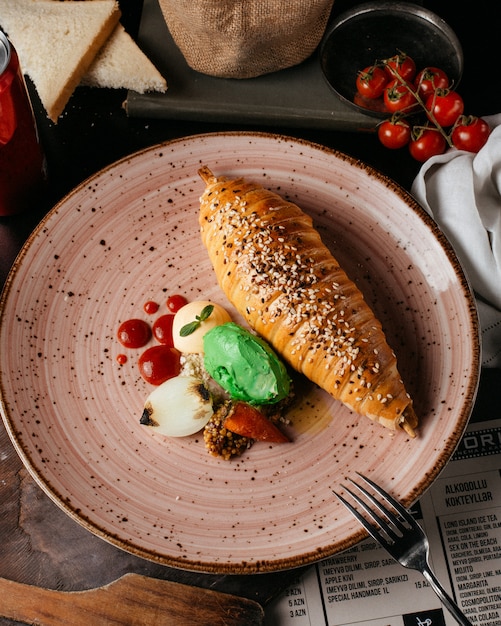 Crepe con verduras en el plato