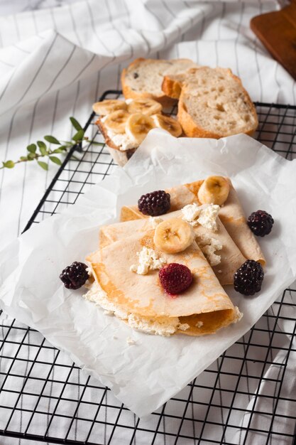 Crepes de alto ángulo con mezcla de frutas