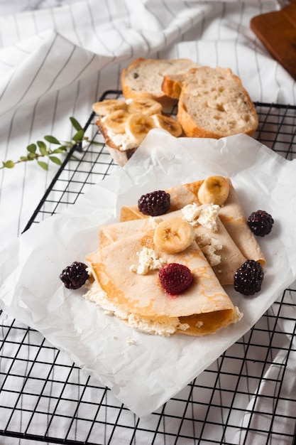 Crepes de alto ángulo con mezcla de frutas