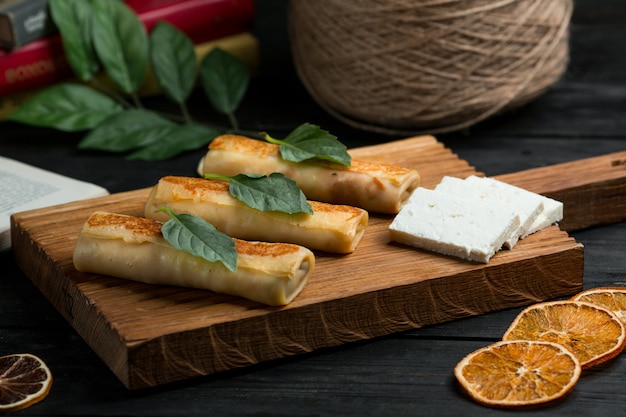 Foto gratuita crepes, blinchik ruso servido con queso blanco
