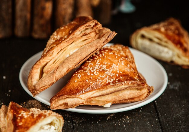 Crepes con carne sobre la mesa