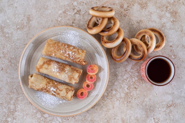 Crepes dulces caseros con una taza de té caliente