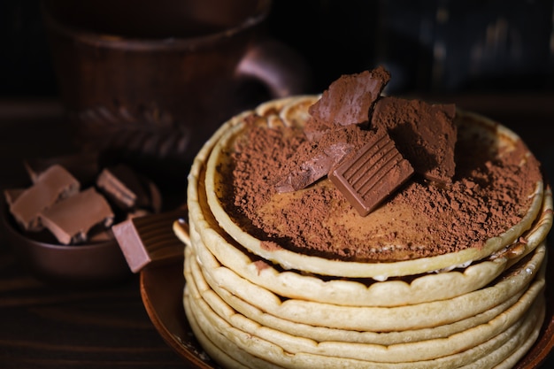 Crepes dulces con cobertura de chocolate. Tortitas caseras con desayuno de chocolate. Postre de la mañana panqueques de cacao en un plato