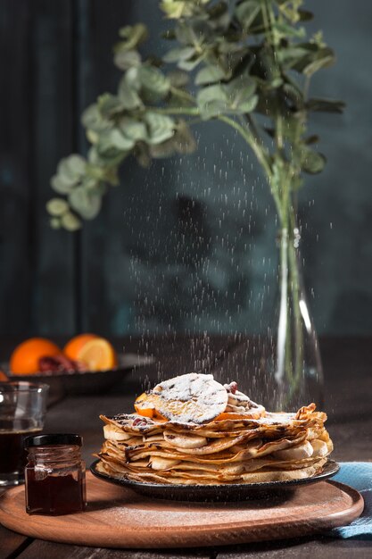 Crepes franceses caseros frescos hechos con huevos, leche y harina, rellenos de mermelada en un plato vintage