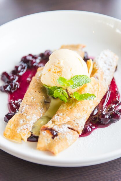 Crepes con mermelada de frambuesa y helado.