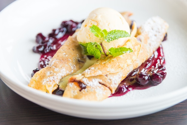 Crepes con mermelada de frambuesa y helado.