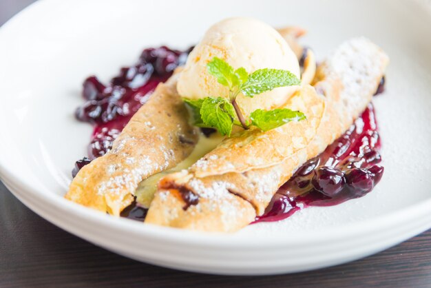 Crepes con mermelada de frambuesa y helado.