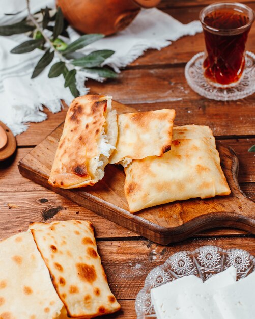 Crepes con queso sobre tabla de madera