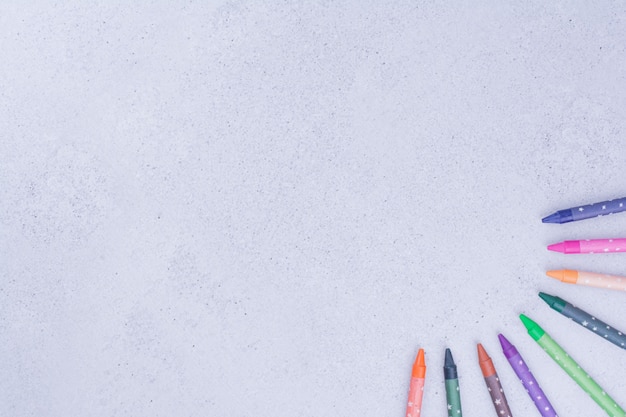 Foto gratuita creyones o lápices de colores sobre gris.