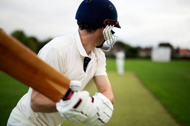 Cricketer en el campo en acción