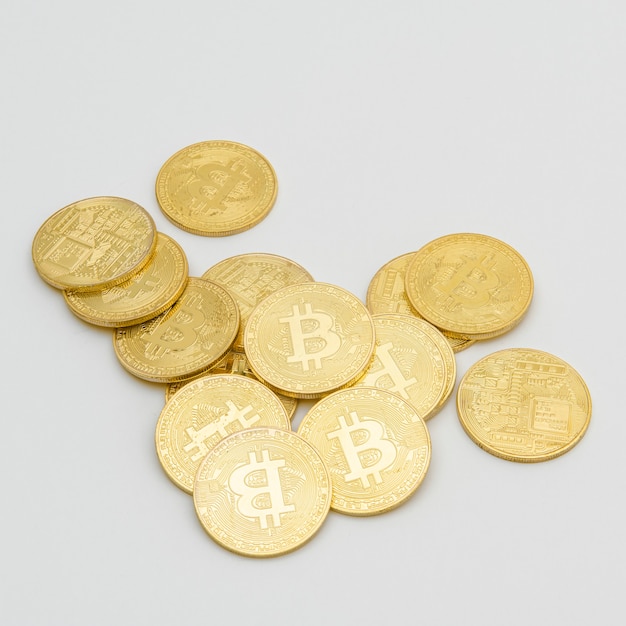 Criptomoneda Bitcoins sobre un fondo gris