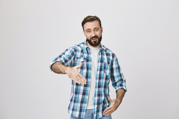 Crisis de mediana edad. Hombre adulto bailando hip-hop y sonriendo