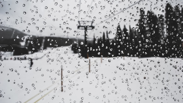 Foto gratuita cristal con gotas de agua en una pista de esquí