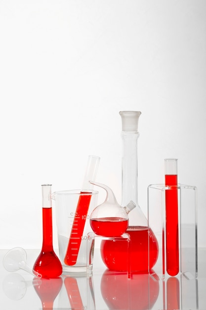 Foto gratuita cristalería de laboratorio con arreglo de líquido rojo.