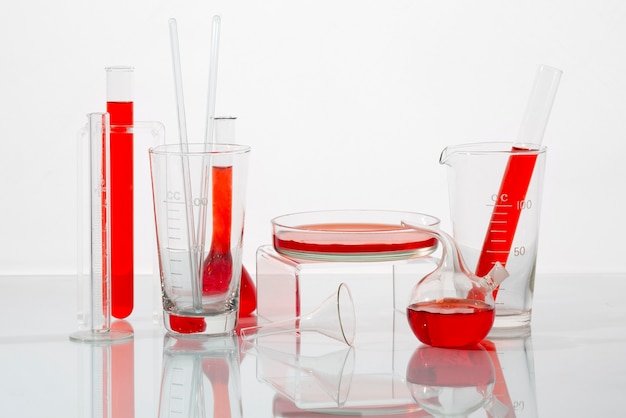 Foto gratuita cristalería de laboratorio con arreglo de líquido rojo.