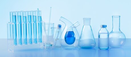 Foto gratuita cristalería de laboratorio con fondo azul.