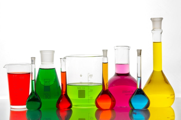 Cristalería de laboratorio con líquido colorido