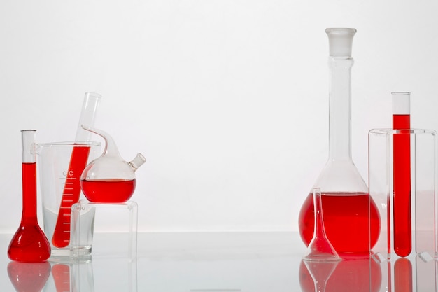 Cristalería de laboratorio con líquido rojo